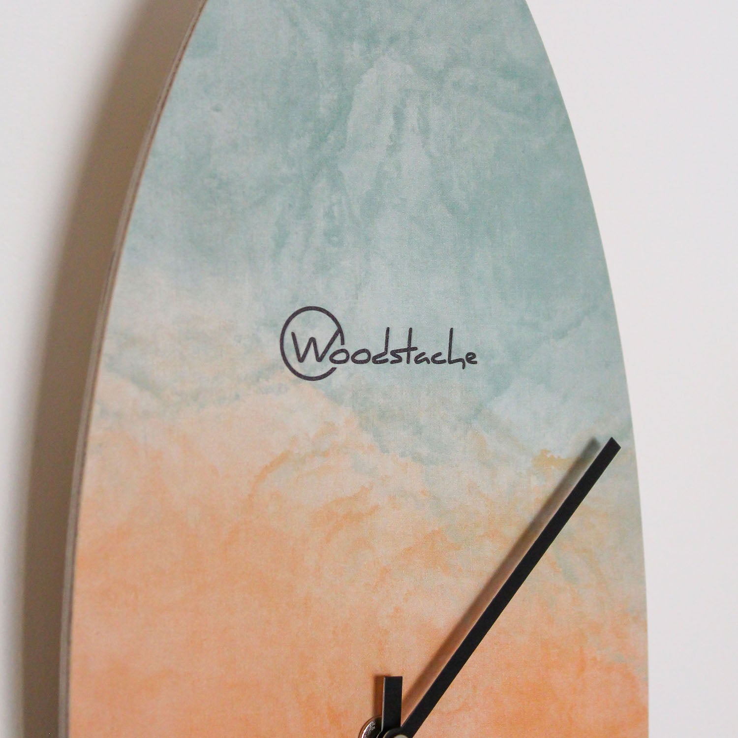 Horloge surf en bois Tie & Dye