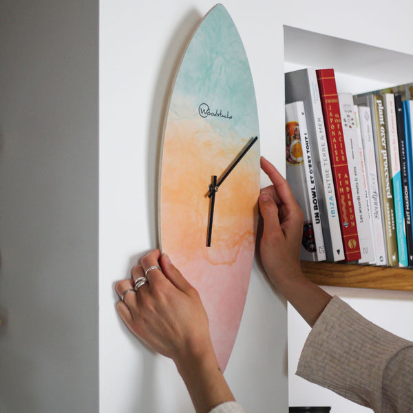 Horloge surf en bois Tie & Dye