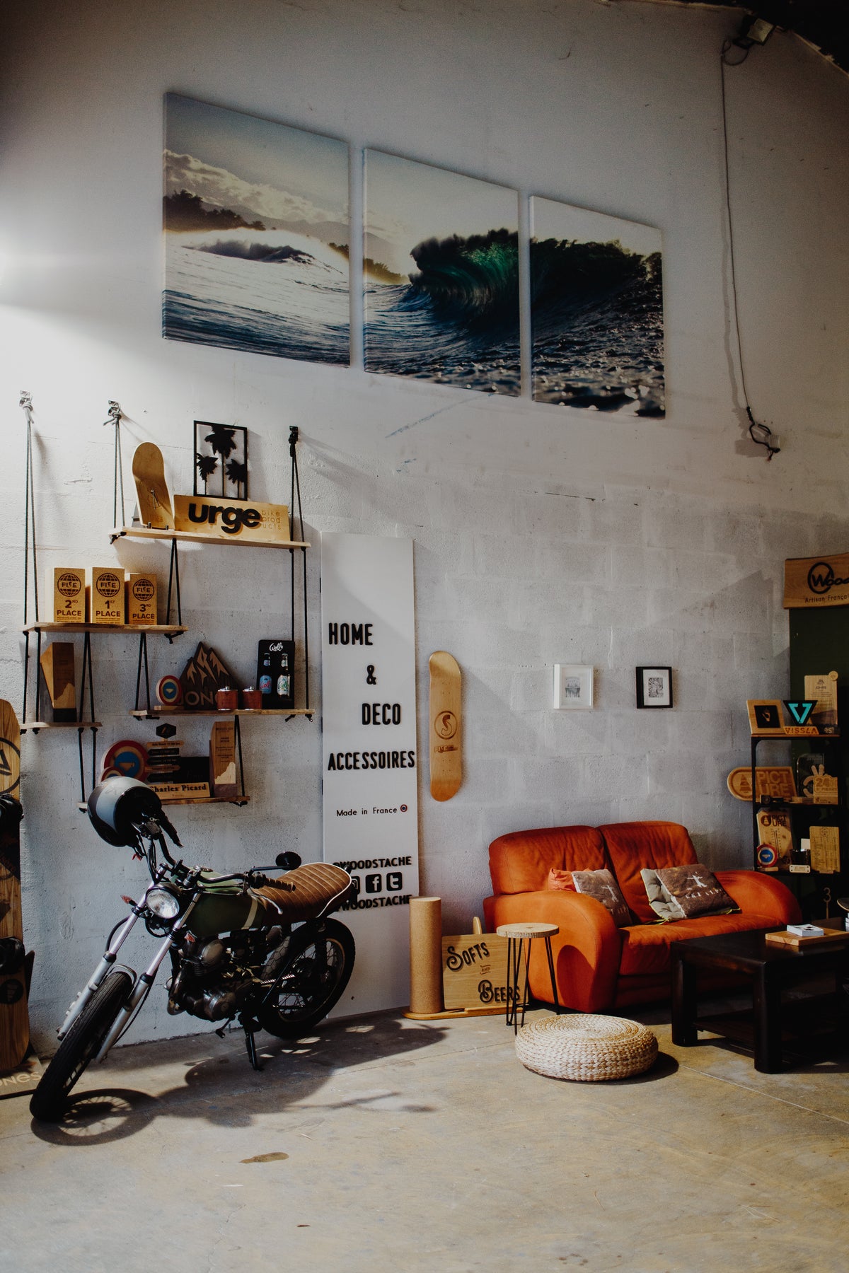 L’atelier Woodstache à Capbreton, avec ses tableaux et son mobilier en bois