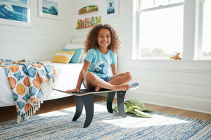 Banc GROMMET black - fille souriante