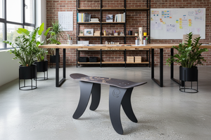 Banc skateboard dans espace créatif