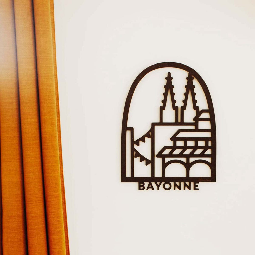 Tableau en bois Bayonne ville fond blanc