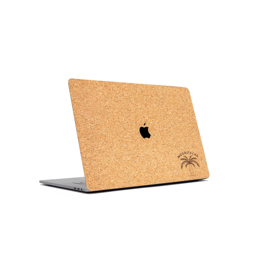 Cover en liège naturel sur un MacBook ouvert, pomme visible, petit palmier Woodstache gravé dans l’angle