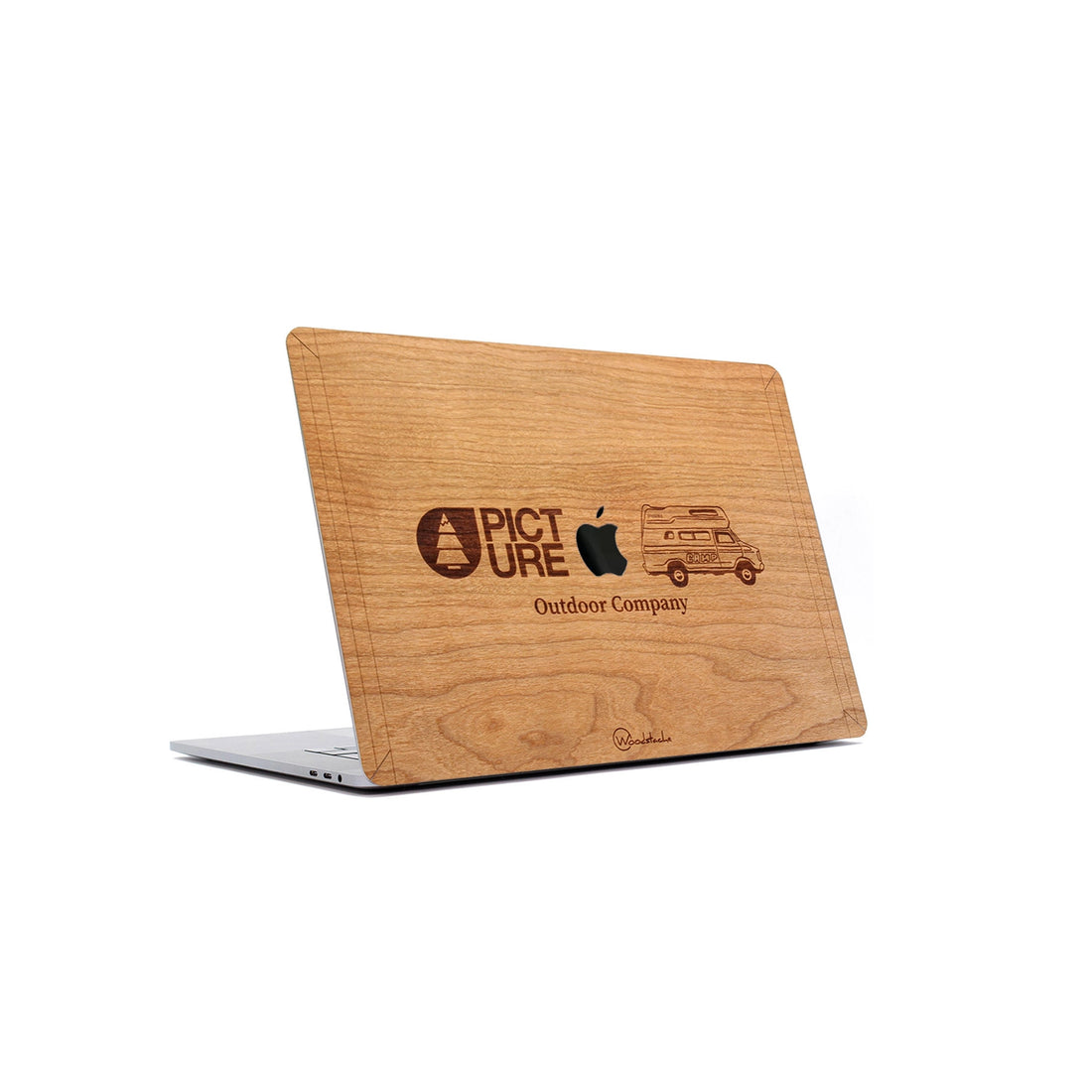 Cover MacBook en merisier PICTURE VAN gravé du logo Picture et d’un van, posé au dos d’un MacBook ouvert, fond blanc