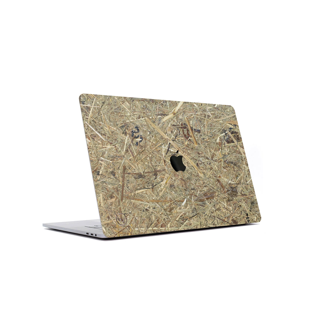 Cover MacBook Foin Alpin sur le dos d’un MacBook ouvert, brins de foin beiges et gris-vert couvrant tout le capot, fond blanc