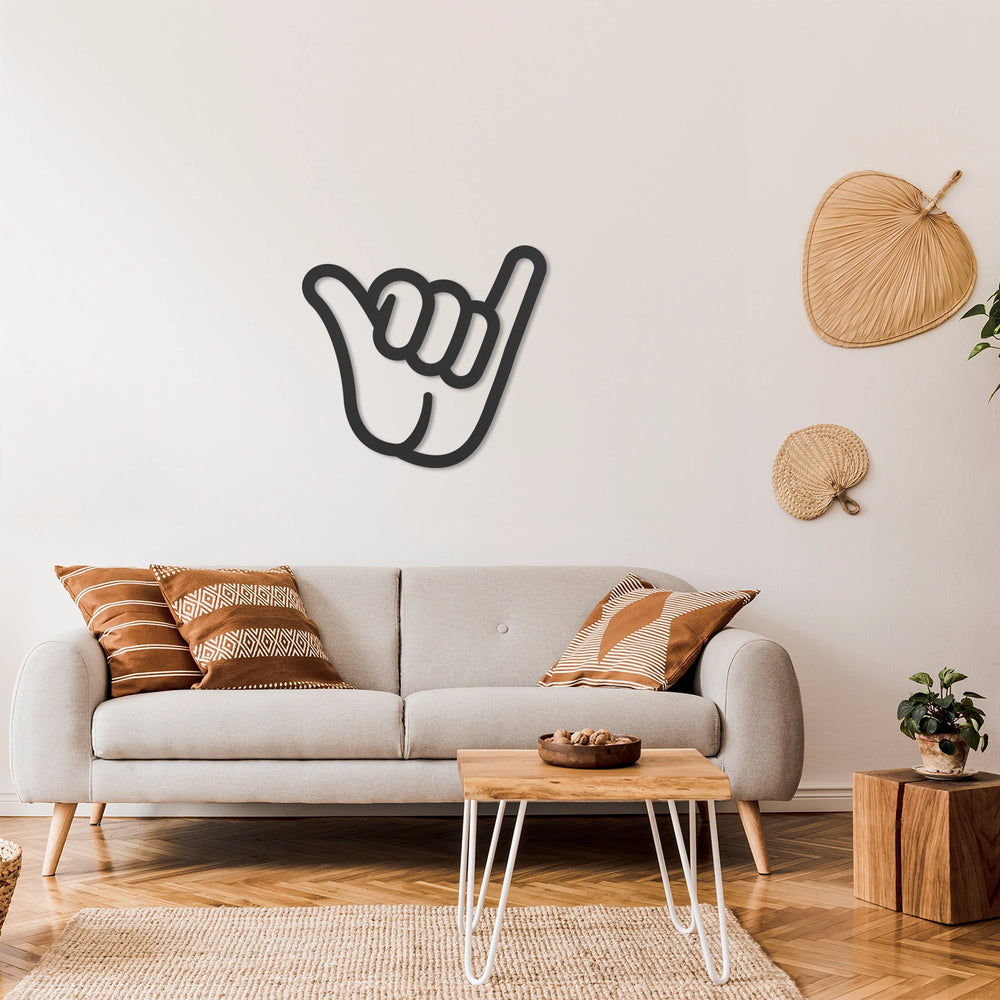 Tableau mural SHAKA geste surf installé dans salon moderne décoration coastal lifestyle océan
