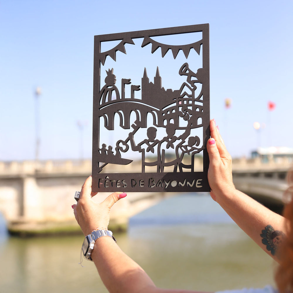 Détail gravure laser décoration murale bois FÊTES DE BAYONNE Roi Léon artisanale
