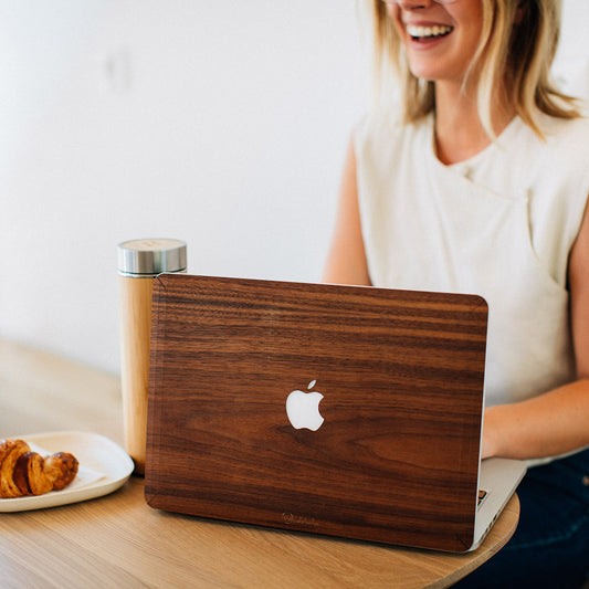 Cover MacBook bois noyer naturel tons profonds protection premium artisanale
