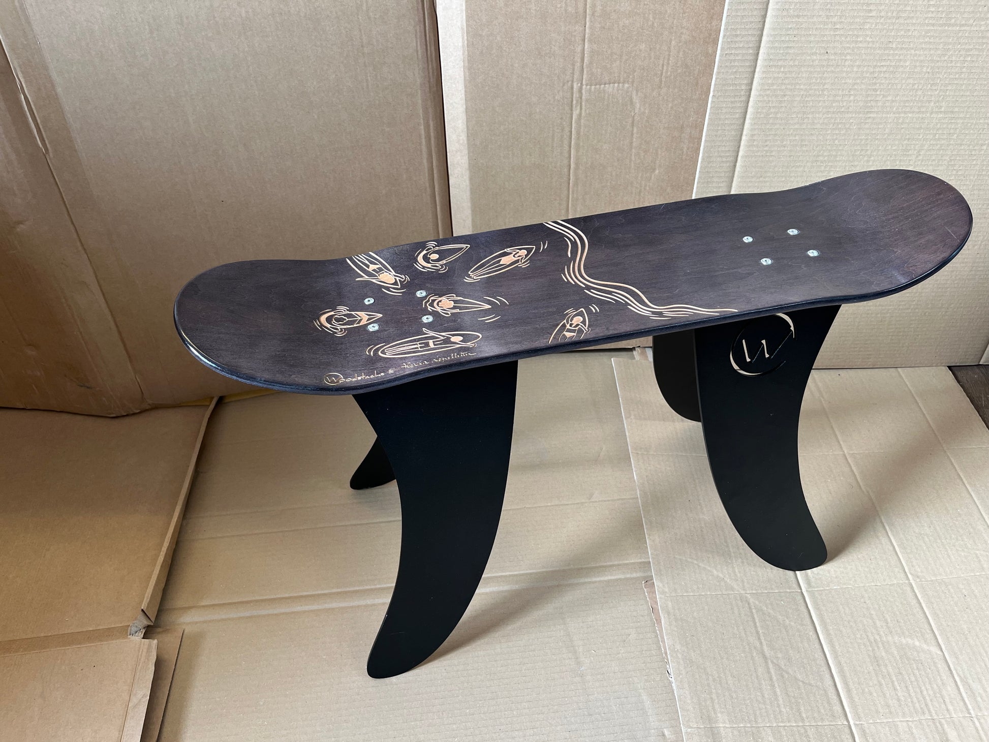 Banc Skate Bois Black SWELL Gravure Alexia Pelletier - Pieds Ailerons Premium Made in France