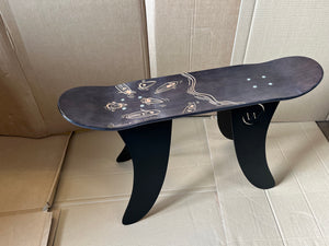 Banc Skate Bois Black SWELL Gravure Alexia Pelletier - Pieds Ailerons Premium Made in France