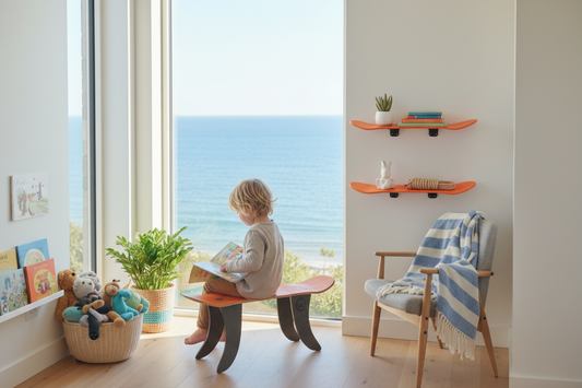 Étagères skate orange Woodstache - Ambiance lifestyle côtière