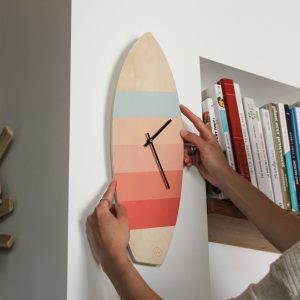 Horloge surf en bois pastel stripes
