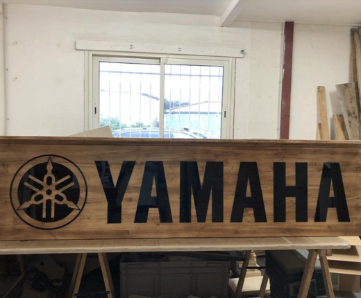 Enseigne en bois Yamaha motos